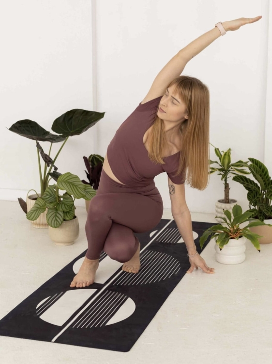 czarna-mata-do-jogi-kauczukowa artsophy 4mm.jpg